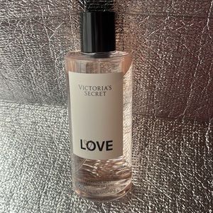 Victoria’s Secrets Bombshell Love
250ml / 8.4 fl.